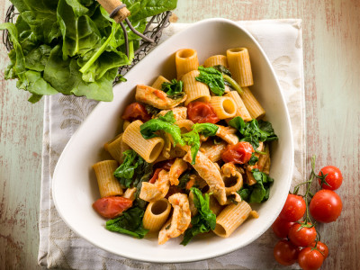 Pâtes au poulet, tomates et épinards