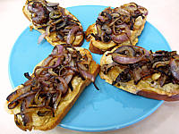 Recettes rapides : Croûtes à la mozzarella et aux oignons