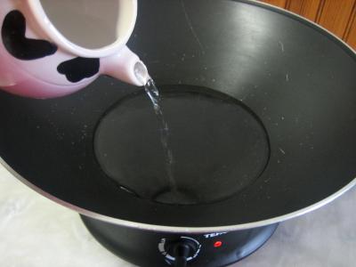 Image : Eau - eau versée dans un wok