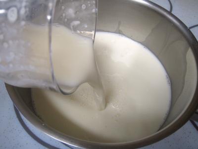 Photo : Verser du lait dans une casserole - Lait