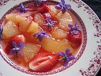 Image : Soupe de violettes à l'ananas et aux fraises