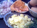 Ingrédients pour la recette : Omelette au saumon et aux pommes de terre