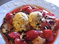Image : Pain perdu aux fraises et aux pignons