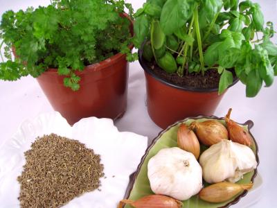 Photo : Basilic, persil, graines d'anis, ail et échalotes, pour les aromates
