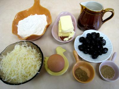 Ingrédients pour la recette : Gressins aux olives et à l'emmental