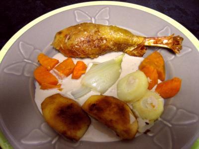 Image : Chapon aux pommes et légumes avec sauce au champagne et armagnac