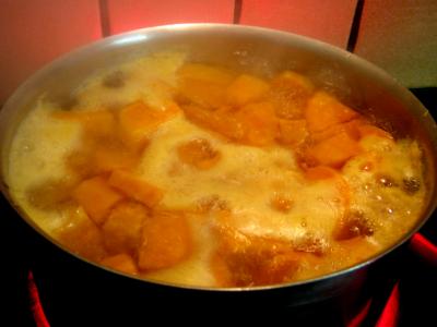 Chapon aux pommes et légumes avec sauce au champagne et armagnac - 13.4