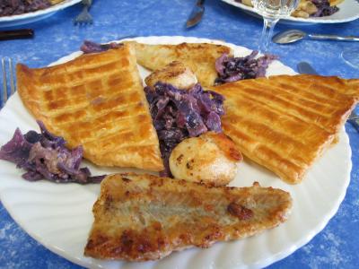 Poissons : Feuilletés de colin et Saint-Jacques au chou rouge