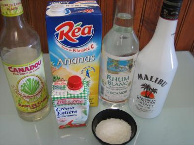 Ingrédients pour la recette : Cocktail au rhum blanc et noix de coco