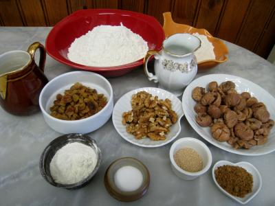 Ingrédients pour la recette : Couronne aux châtaignes, noix et raisins secs