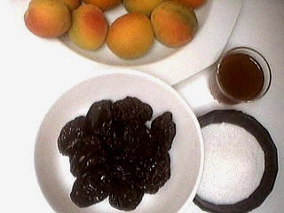 Ingrédients pour la recette : Abricots et pruneaux au sirop