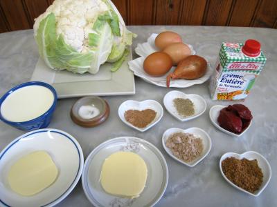 Ingrédients pour la recette : Flans de chou-fleur et sa sauce crémée