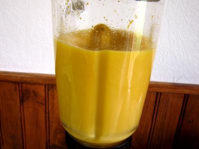 Image : Purées de fruits et pulpes  - le fruit de la mangue est mixée