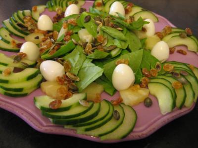 Salade de concombre et oeufs de caille