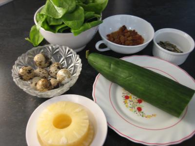Ingrédients pour la recette : Salade de concombre et oeufs de caille