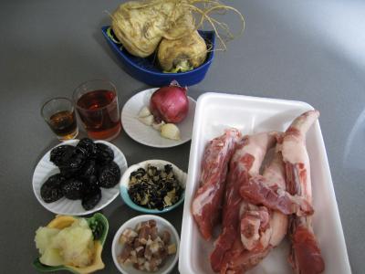 Ingrédients pour la recette : Queues de porc aux épices et aux panais