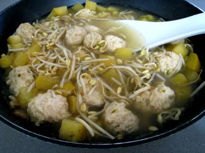 Image : Potage chinois aux boulettes de poulet