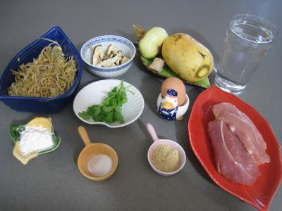 Ingrédients pour la recette : Potage chinois aux boulettes de poulet