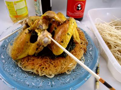 Ailes de poulet aux nouilles croustillantes