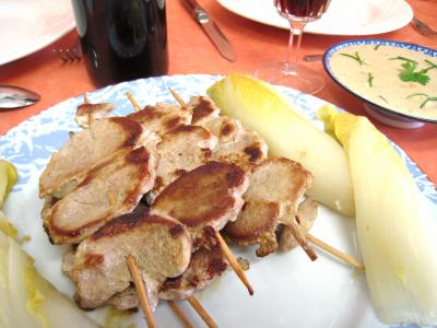 Kebabs of pig to endives and its sauce with cashew nuts
