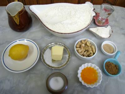 Ingrédients pour la recette : Pain au citron aux noix de cajou et raisins secs