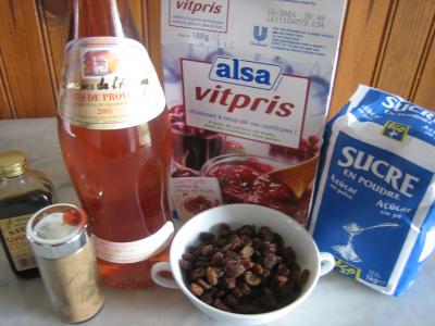 Ingrédients pour la recette : Confit de vin rosé aux raisins secs