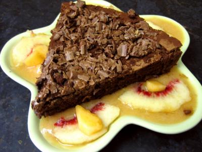 Image : Gâteau au chocolat et son coulis de melon et pêches