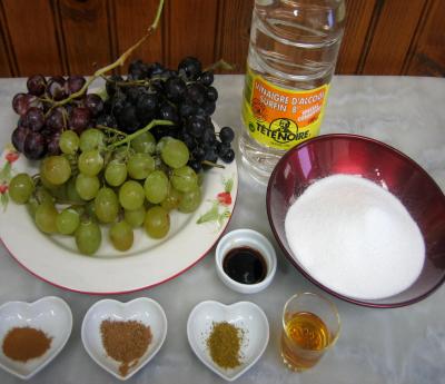 Ingrédients pour la recette : Raisins au vinaigre parfumé