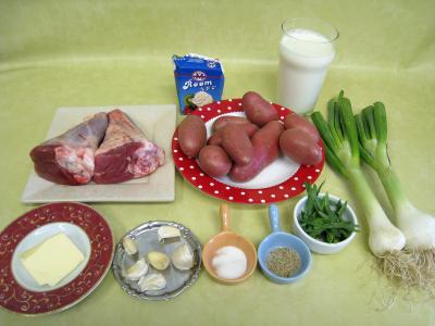 Ingrédients pour la recette : Souris d'agneau aux pommes de terre et aux oignons