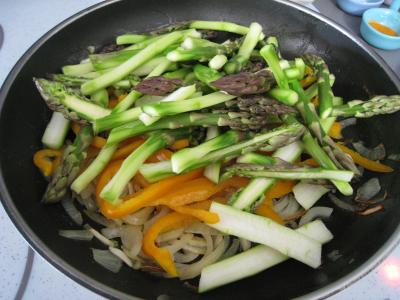 Sauté d'asperges aux oignons et poivron - 6.3