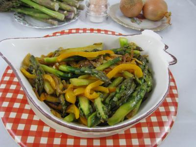 poivron rouge, vert, jaune : Sauté d'asperges aux oignons et poivron