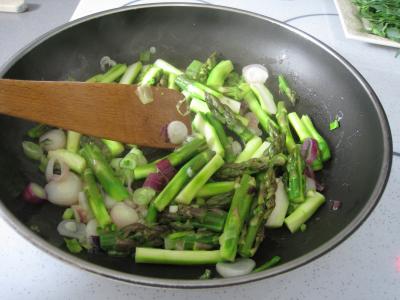 Image : Sauté d'asperges, de chou et d'ognasses