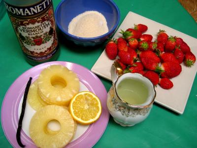 Ingrédients pour la recette : Soupe de violettes à l'ananas et aux fraises