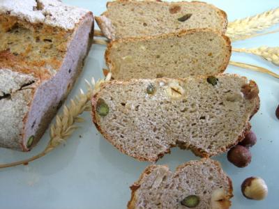 Image : Pain de méteil aux pistaches et aux noisettes