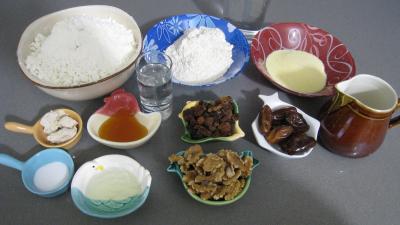 Ingrédients pour la recette : Pain de Gallu aux noix, raisins secs et dattes