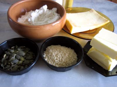 Ingrédients pour la recette : Biscuits au Cantal et graines de courge