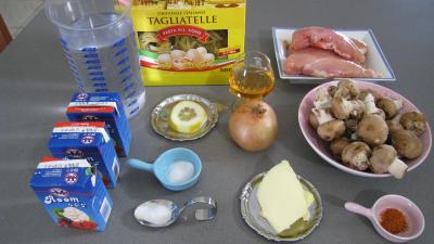 Ingrédients pour la recette : Tagliatelles au poulet et au cognac