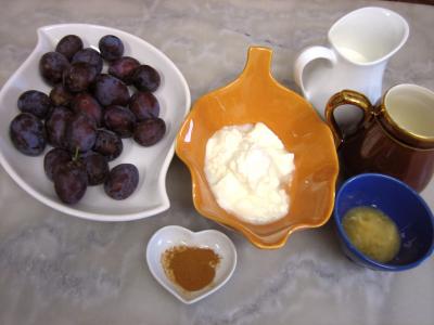 Ingrédients pour la recette : Crème glacée de prunes au yaourt