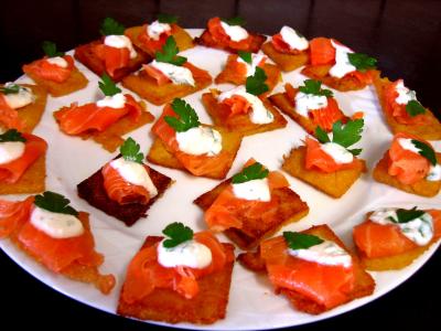 Poissons : Canapés de polenta au saumon fumé
