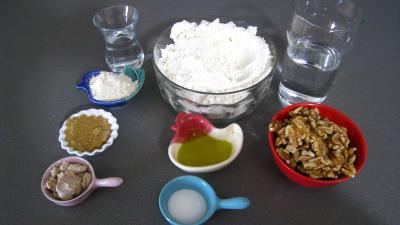 Ingrédients pour la recette : Pain couronne aux noix