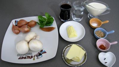 Ingrédients pour la recette : Sauce aux échalotes au vin