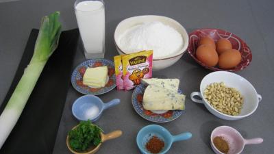 Ingrédients pour la recette : Cake aux pignons et aux poireaux