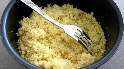 Doser les graines de couscous selon les recettes
