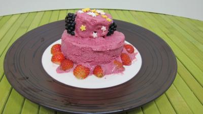 Glace aux noisettes et fruits rouges