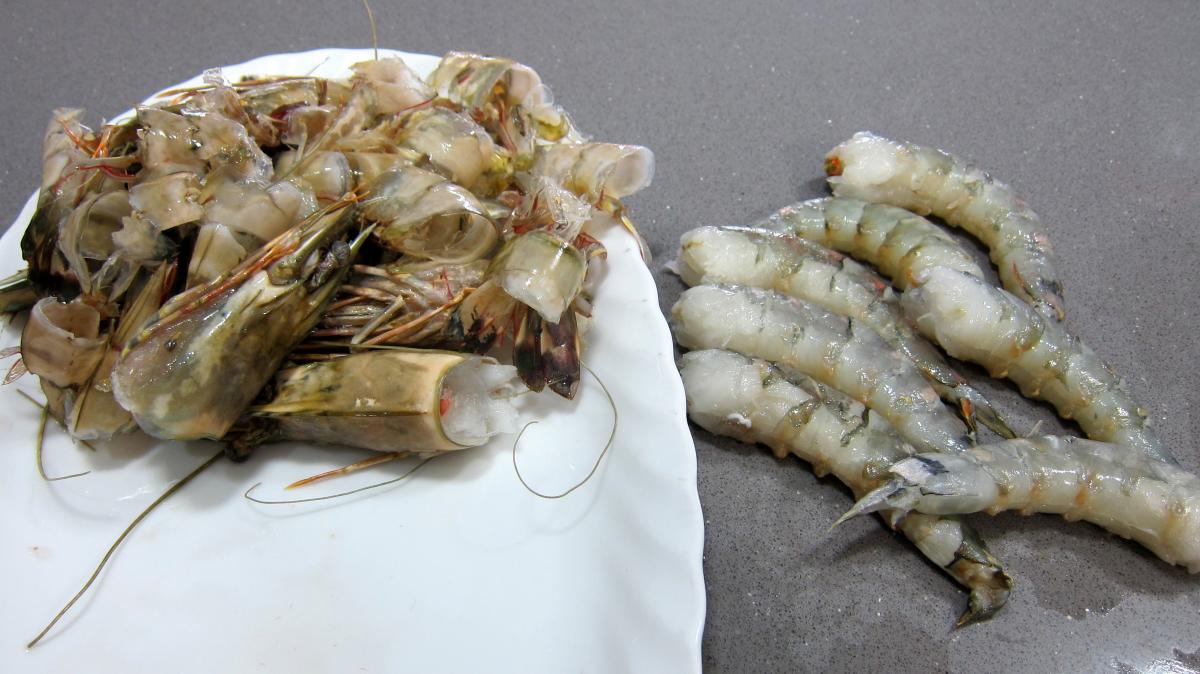 Comment retirer la carapace des gambas ?