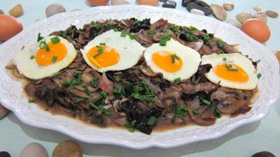 Oeufs au vin rouge et champignons