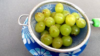 Comment épépiner des raisins sans les abîmer ?