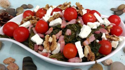 Salade au chou, noix et féta