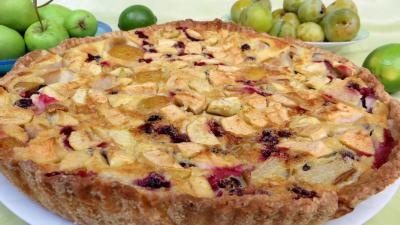 Clafoutis aux pommes, prunes et cassis