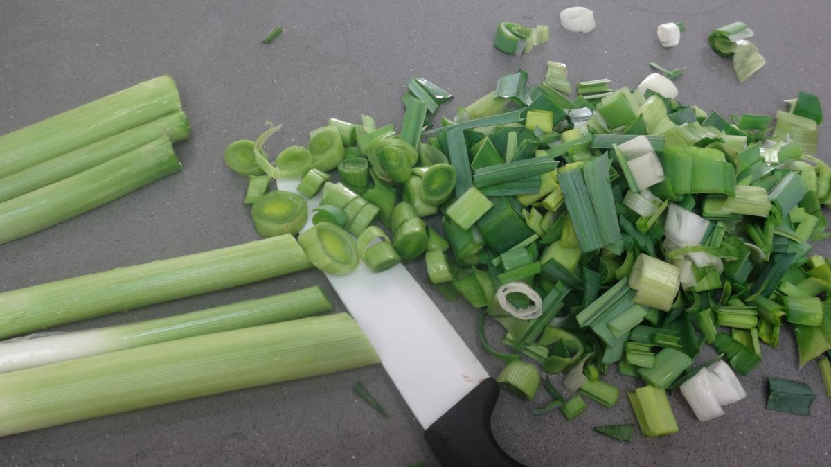 Comment nettoyer efficacement le vert de poireau ?